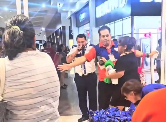 VIDEO: Señora intenta robar una bolsa de gomitas y arma un caos en un Chedraui