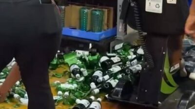 VIDEO: Abuela en carrito eléctrico rompe muchas botellas de whisky en un Walmart