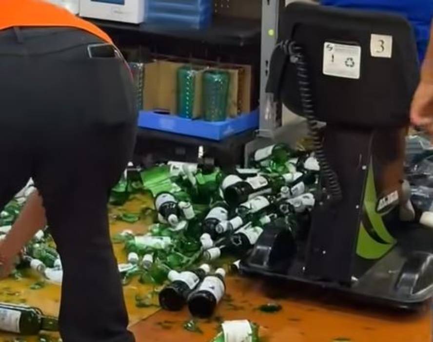 VIDEO: Abuela en carrito eléctrico rompe muchas botellas de whisky en un Walmart