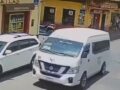 VIDEO: Mujer cruza sin precaución y es arrollada por un microbús de pasajeros
