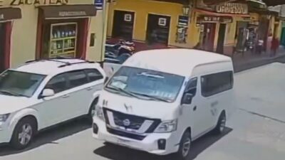 VIDEO: Mujer cruza sin precaución y es arrollada por un microbús de pasajeros