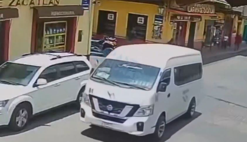 VIDEO: Mujer cruza sin precaución y es arrollada por un microbús de pasajeros
