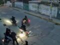 VIDEO. Madre protege a su hijo pequeño mientras criminales le quitaban su moto