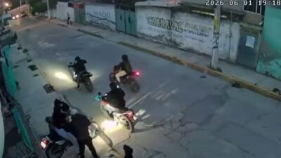 VIDEO. Madre protege a su hijo pequeño mientras criminales le quitaban su moto