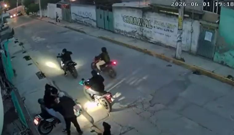 VIDEO. Madre protege a su hijo pequeño mientras criminales le quitaban su moto