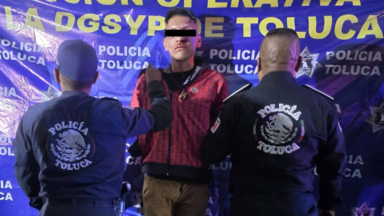 VIDEO. Policías de Toluca sorprenden y atrapan a asaltante de camión de pasajeros
