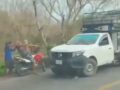 VIDEO: Se vuelca un camión con pollos vivos y pobladores salen a robar