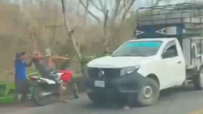 VIDEO: Se vuelca un camión con pollos vivos y pobladores salen a robar