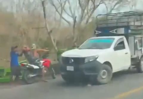 VIDEO: Se vuelca un camión con pollos vivos y pobladores salen a robar