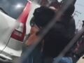 VIDEO: ‘¡Ya me tienes hasta la m…!’; señora agarra a cinturonazos a su hijo ratero