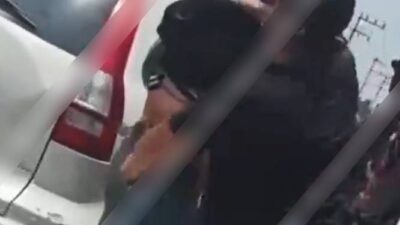 VIDEO: ‘¡Ya me tienes hasta la m…!’; señora agarra a cinturonazos a su hijo ratero