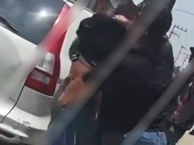VIDEO: ‘¡Ya me tienes hasta la m…!’; señora agarra a cinturonazos a su hijo ratero