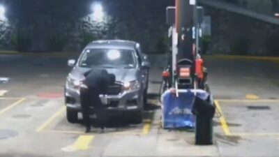 VIDEO: Criminales armados usan gasolinera para ‘cazar’ víctimas en camionetas