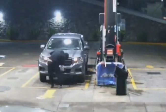 VIDEO: Criminales armados usan gasolinera para ‘cazar’ víctimas en camionetas