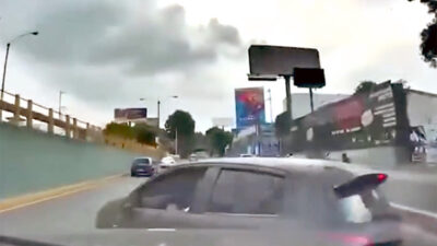 VIDEO. Conductor embiste y arrastra a otro vehículo que quería cambiar de carril para no cederle el paso