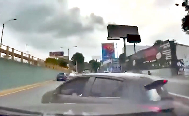 VIDEO. Conductor embiste y arrastra a otro vehículo que quería cambiar de carril para no cederle el paso