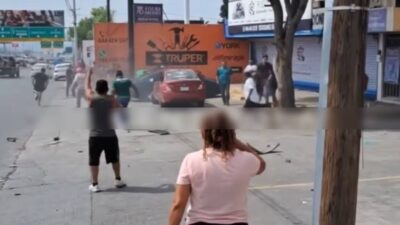 VIDEO: Camión materialista choca auto de aplicación e intenta arrollar a otros taxistas
