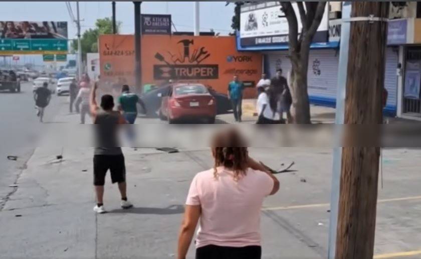 VIDEO: Camión materialista choca auto de aplicación e intenta arrollar a otros taxistas