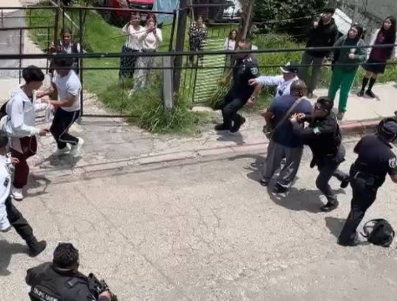 BRUTALIDAD. Policías municipales corretean y golpean a estudiantes de Conalep en Edomex
