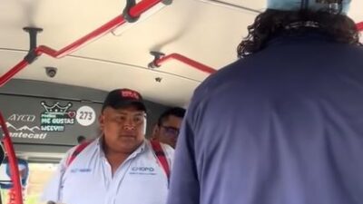 VIDEO: ‘¡Bájate!’; chofer y un señor arman pelea en un camión de pasajeros