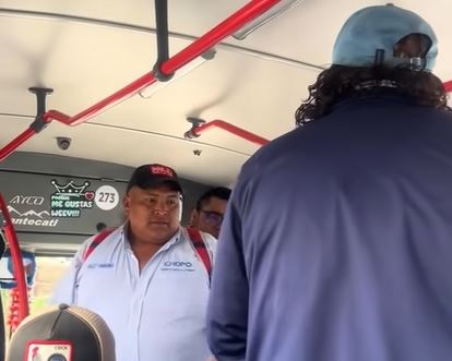 VIDEO: ‘¡Bájate!’; chofer y un señor arman pelea en un camión de pasajeros
