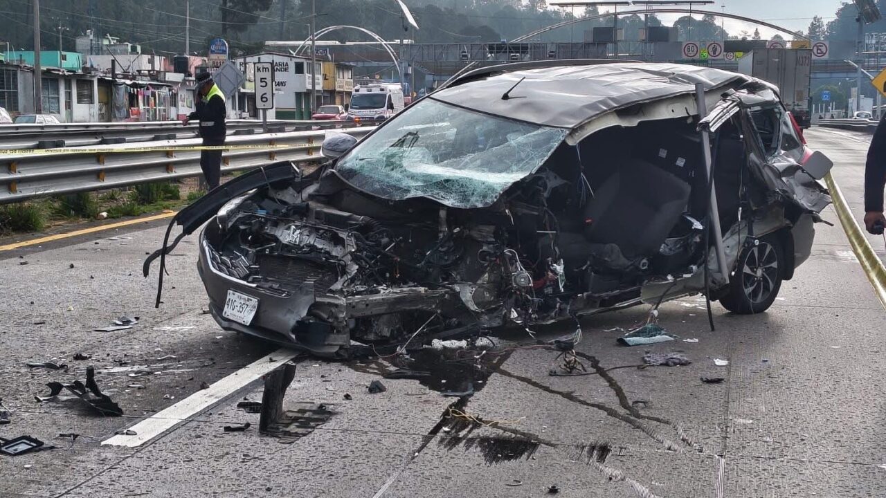 TRAGEDIA: Conductor pierde el control, destroza su camioneta y muere en la autopista