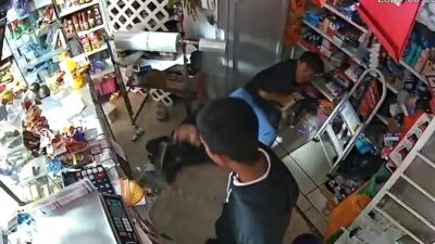 VIDEO: ‘¡Elisa!’; abuelo grita por ayuda mientras dos adolescentes roban su tiendita