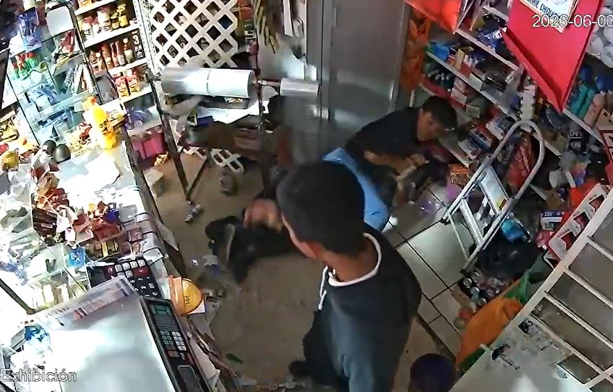 VIDEO: ‘¡Elisa!’; abuelo grita por ayuda mientras dos adolescentes roban su tiendita