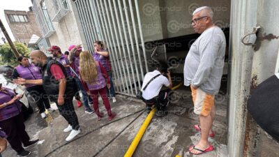 URGENTE: Lluvia inunda estacionamiento subterráneo y deja atrapados vehículos