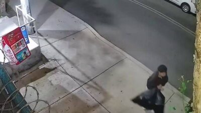 VIDEO: ‘Cochinote’; graban a vecino que usa las banquetas como su basurero personal