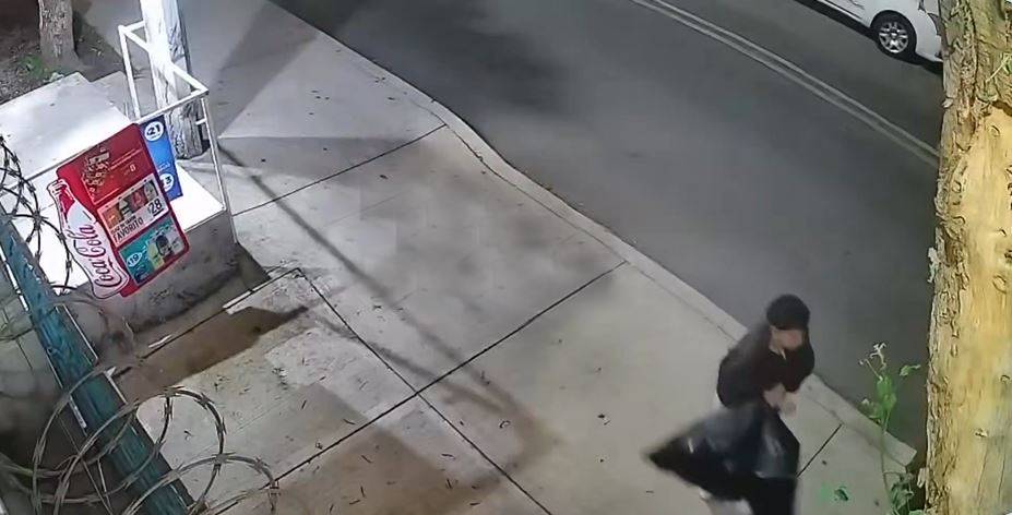 VIDEO: ‘Cochinote’; graban a vecino que usa las banquetas como su basurero personal