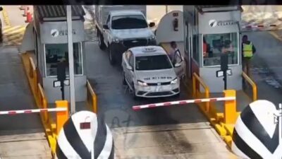 VIDEO: Criminal en un taxi asalta a empleada de caseta y arrolla a un Guardia Nacional