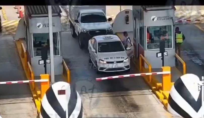 VIDEO: Criminal en un taxi asalta a empleada de caseta y arrolla a un Guardia Nacional