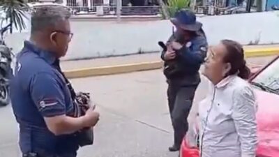 VIDEO: Abuelita con machete encara a policías que le querían quitar su placa