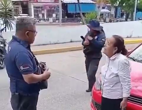 VIDEO: Abuelita con machete encara a policías que le querían quitar su placa