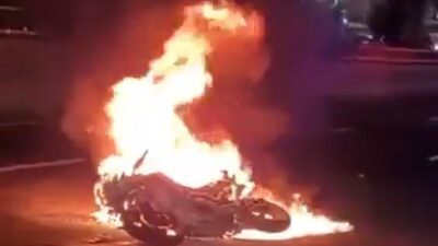 VIDEO: Biker en motocicleta de pista derrapa y el ‘potro’ termina en llamas