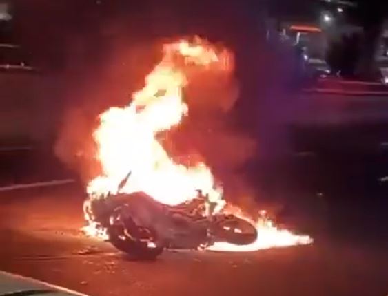 VIDEO: Biker en motocicleta de pista derrapa y el ‘potro’ termina en llamas