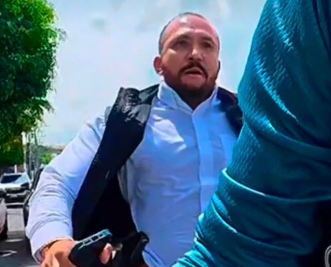 VIDEO: ‘Guarura’ armado da golpiza a joven ciclista porque ‘lo vio feo’