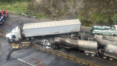 URGENTE: Pipas y un tráiler desatan carambola y caos en autopista de Edomex