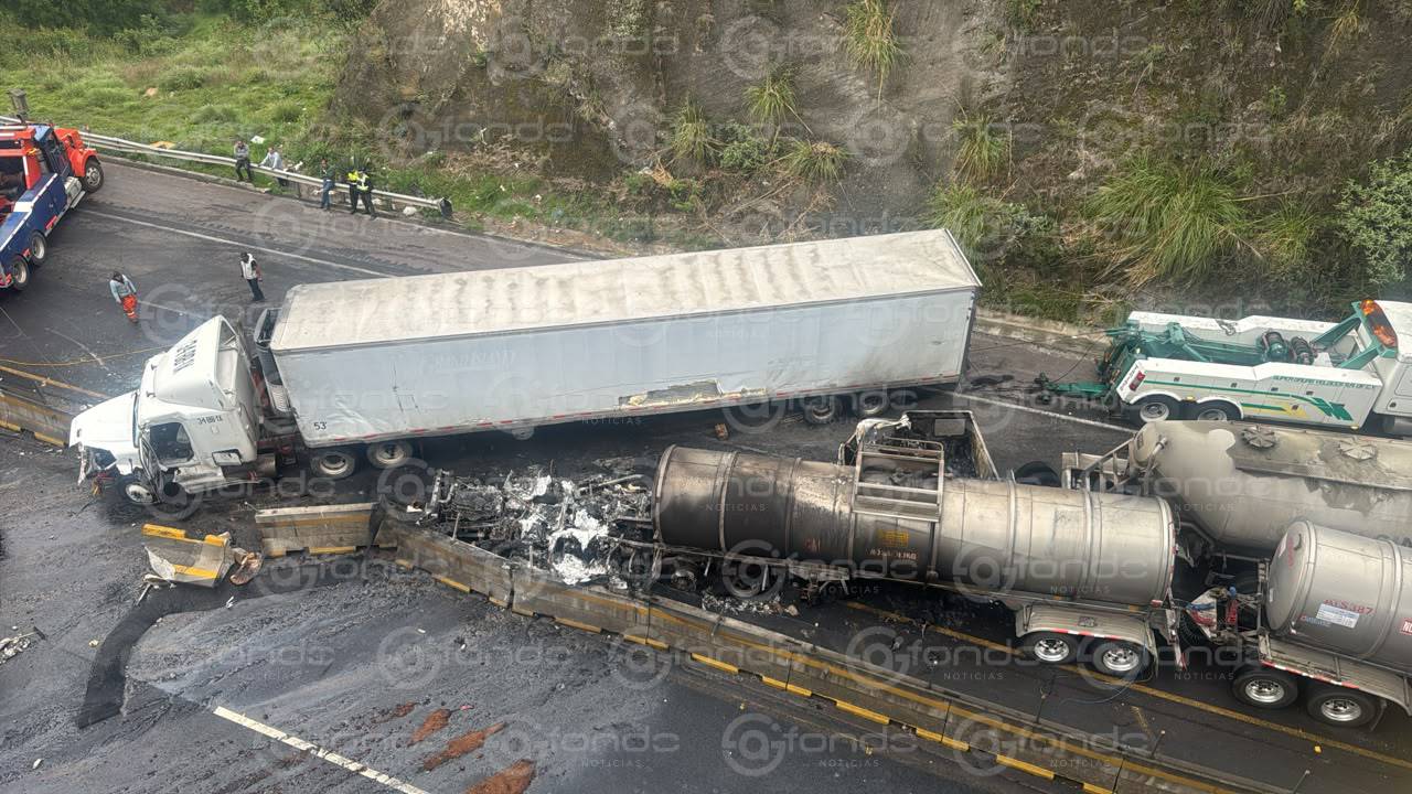 URGENTE: Pipas y un tráiler desatan carambola y caos en autopista de Edomex