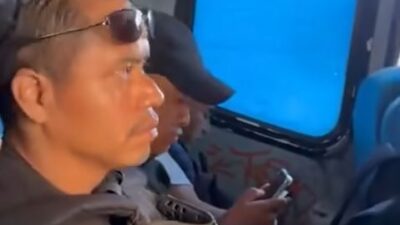 VIDEO: ‘Enséñame tu teléfono’; sujeto graba bajo la falda de una jovencita en un camión