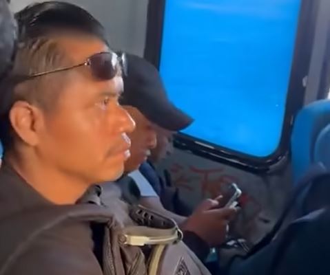 VIDEO: ‘Enséñame tu teléfono’; sujeto graba bajo la falda de una jovencita en un camión