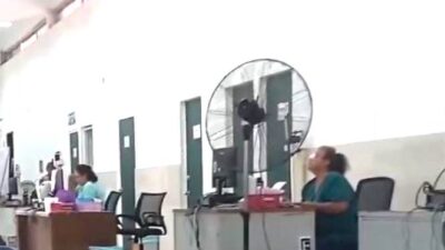 VIDEO: Empleada del IMSS disfruta un ventilador gigante mientras la gente ‘se derretía’