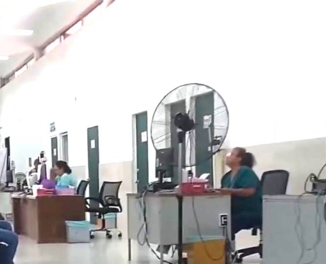 VIDEO: Empleada del IMSS disfruta un ventilador gigante mientras la gente ‘se derretía’