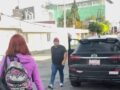 VIDEO: ‘¿Cuál es tu p…?’; conductor amenaza y ataca con un tubo a una joven mujer