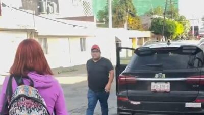 VIDEO: ‘¿Cuál es tu p…?’; conductor amenaza y ataca con un tubo a una joven mujer