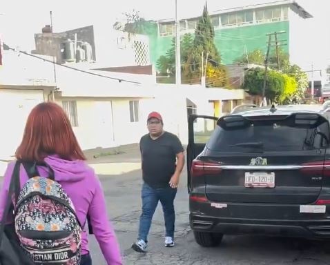 VIDEO: ‘¿Cuál es tu p…?’; conductor amenaza y ataca con un tubo a una joven mujer