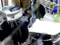 VIDEO: ‘Golpe bajo’; falso cliente se lleva varias playeras de la tienda de Blue Demon Jr.