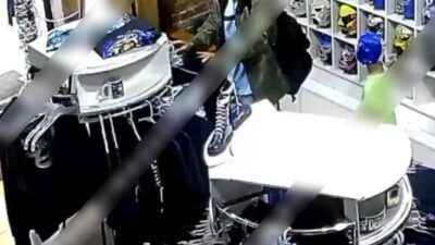 VIDEO: ‘Golpe bajo’; falso cliente se lleva varias playeras de la tienda de Blue Demon Jr.