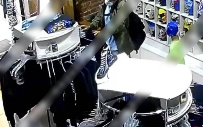 VIDEO: ‘Golpe bajo’; falso cliente se lleva varias playeras de la tienda de Blue Demon Jr.